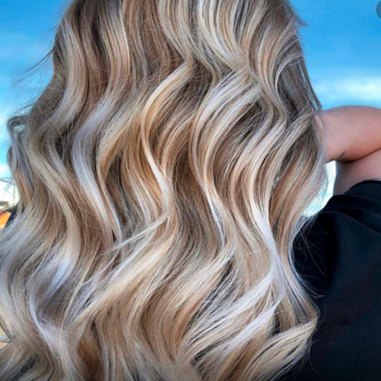 balayage krullend dames kapsel blond